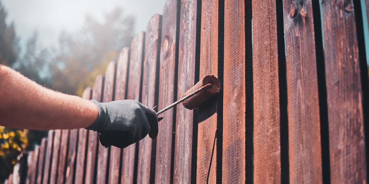 Fence Staining Services in Toronto: Guide to Protect Fence and Wood
