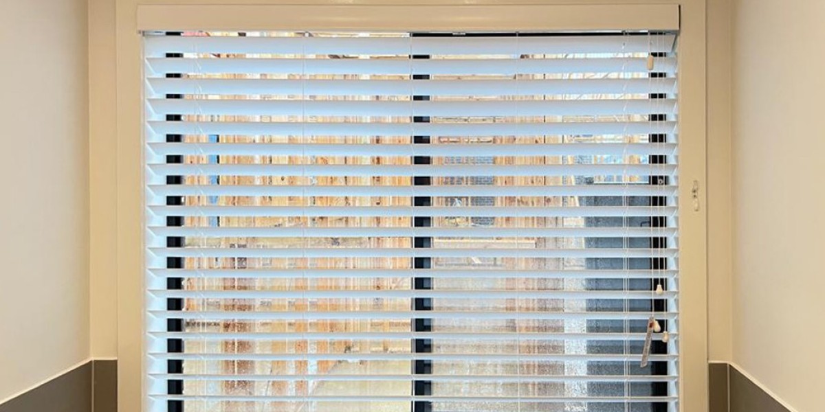 Venetian Blinds for Elegant Light Control and Privacy