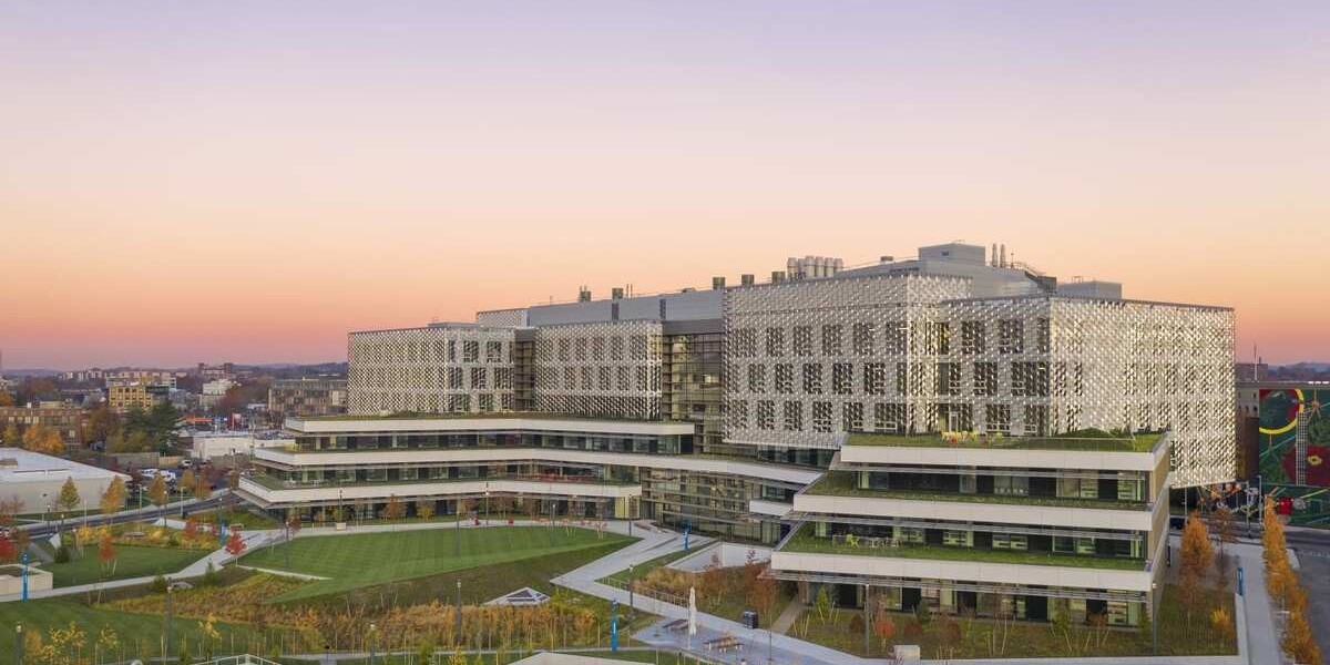 Hiranandani Bandra West Apartments with Lifestyle Features