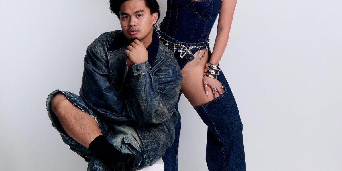 The Ultimate Guide to Photo Experiences in Toronto & Montreal: Family Photoshoots, Photobooths, Headshots & More