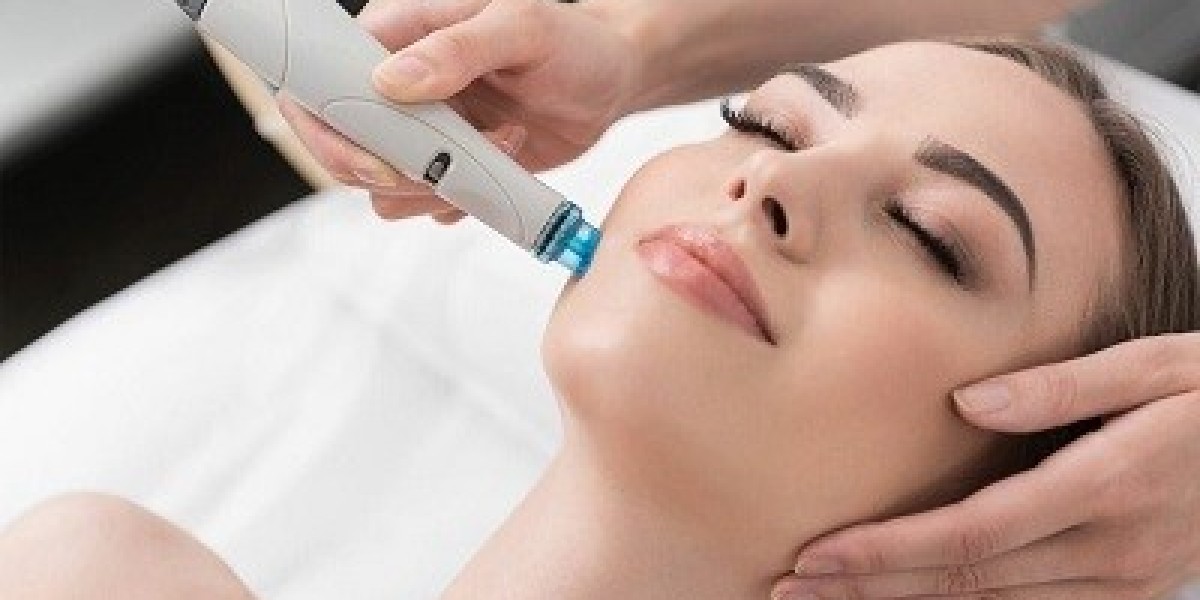 How HydraFacial in Riyadh Helps Reduce Fine Lines and Dullness