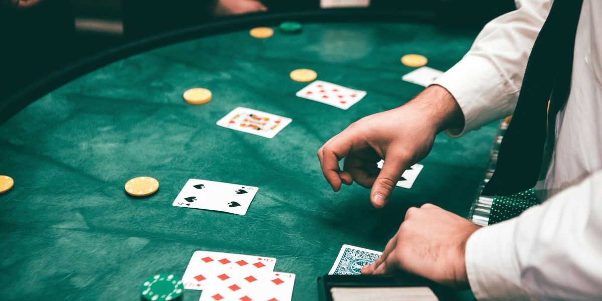 Examining the Growth of Live Dealer Games in Online Casinos: Leveraging Technology to Enhance Authenticity and Player En