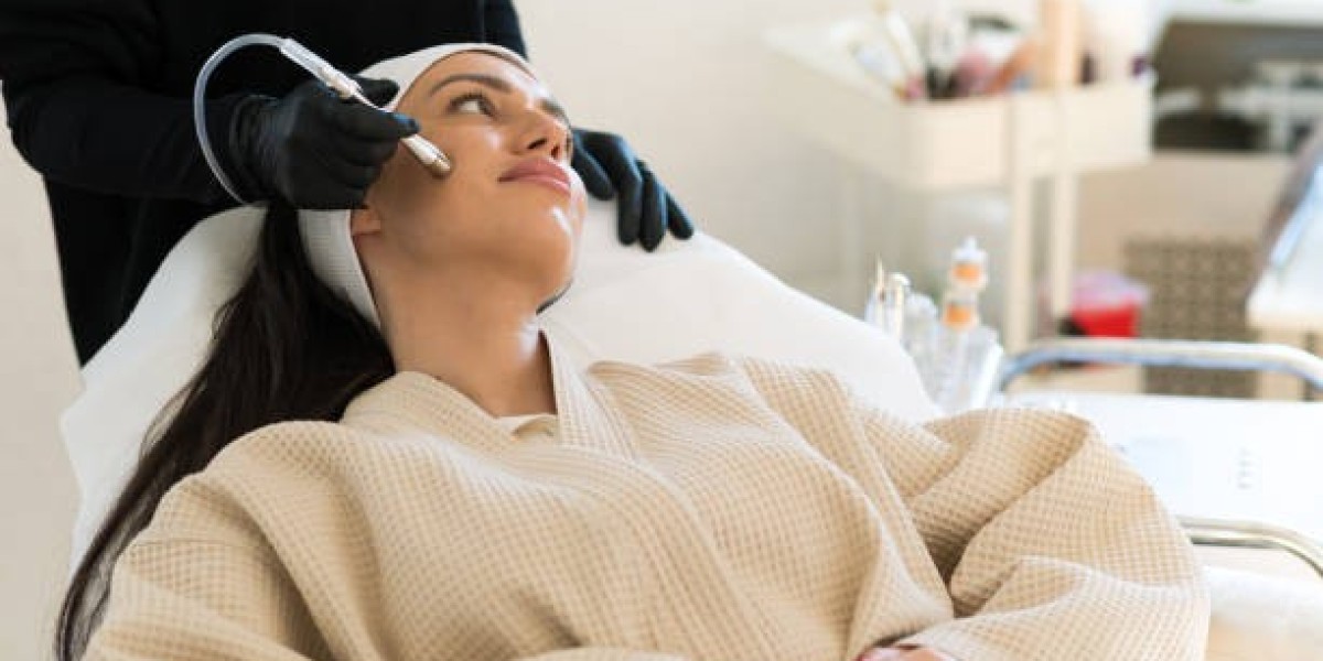 Hydrafacial Riyadh: Hydrate Lips and Under-Eyes