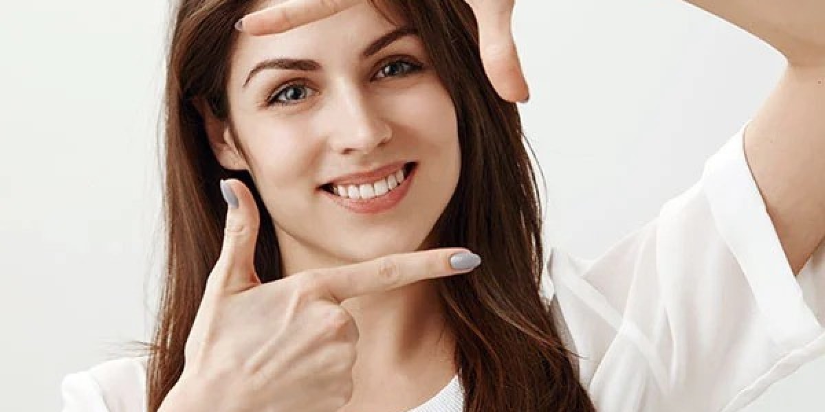 Natural Smile vs Hollywood Smile: What’s the Difference?